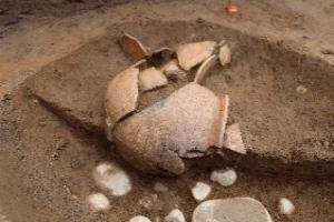 横向きに出土した土師器の様子の写真です
