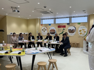 株式会社湖池屋　中部工場において、企業状況、雇用創出、地域との関わり等について説明を受ける委員