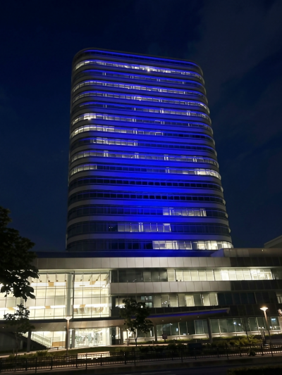 令和８年岐阜市庁舎ブルーライトアップの様子