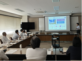 核融合科学研究所おいて、次世代エネルギーの核融合の研究について説明を受ける委員