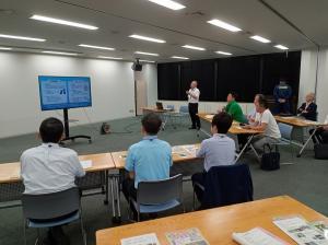 警察本部鑑識課おいて、犯罪現場における痕跡資料の収集・鑑定について説明を受ける委員