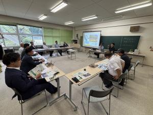下呂市金山町において、「東地区集落環境保全会」の取組について、説明を受ける委員