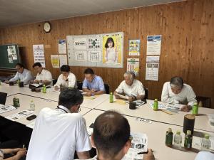 ALTERNATIVE ENERGY JAPAN株式会社において、バイオコークスについて説明を受ける委員1
