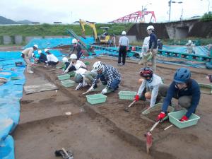 参加者による発掘作業の様子です
