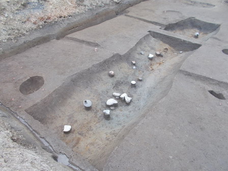 溝から出土した遺物や礫(北東から)<平成30年度調査D地点> 溝から出土した遺物や礫(北東から)<平成30年度調査D地点>