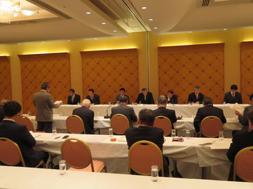 県議会幹部議員との官公需に関する懇談会の様子 県議会幹部議員との官公需に関する懇談会の様子