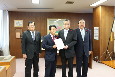 岐阜県議会活性化検討委員会からの中間答申受領の様子 岐阜県議会活性化検討委員会からの中間答申受領の様子