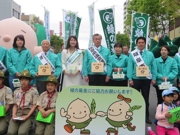 岐阜県緑化推進委員会「緑の募金」募金活動の様子 岐阜県緑化推進委員会「緑の募金」募金活動の様子