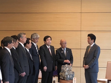 首相官邸における「さざれ石」寄贈の様子 首相官邸における「さざれ石」寄贈の様子