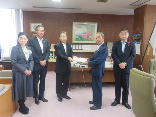 •令和元年人事委員会勧告の写真 •令和元年人事委員会勧告の写真