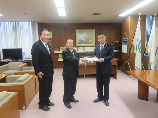 •議会活性化改革検討委員会中間答申受理の様子 議会活性化改革検討委員会中間答申受理の様子