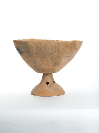 荒尾南遺跡出土の高坏(側面) 荒尾南遺跡出土の高坏(側面)の画像