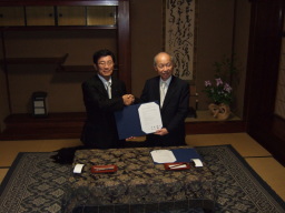 握手する両県知事の写真