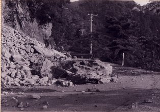 地震により交通不能となった県道八幡〜金山線の画像