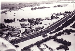 長良川の濁流で水没した集落